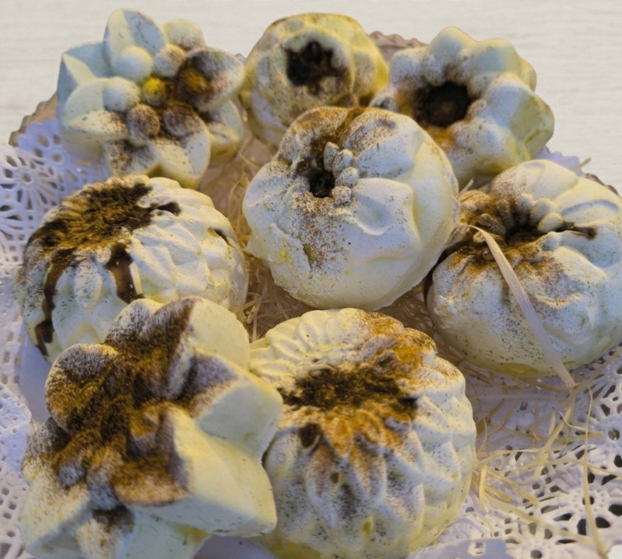 Jabones artesanales con forma de pastelito y flores