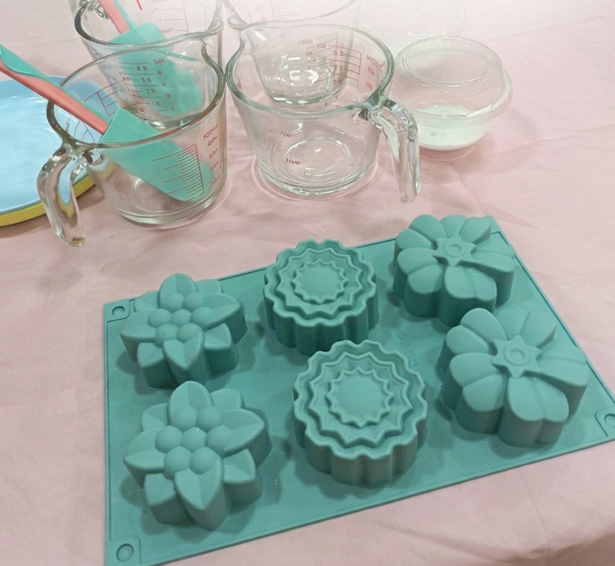 Moldes de silicona con forma de flor y jarras medidoras